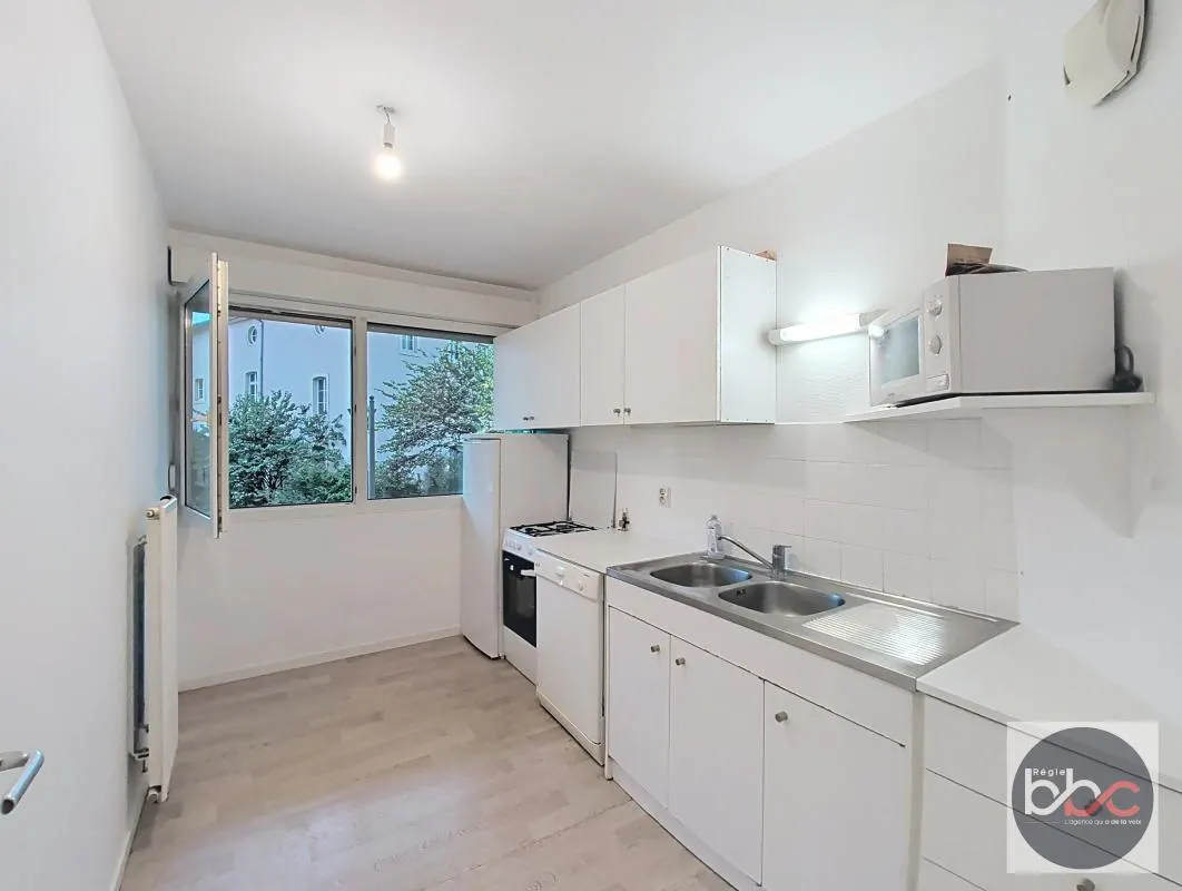À louer — Appartement T2 de 55 m² — Bourgoin-Jallieu Centre-Ville : photo 2 sur 4