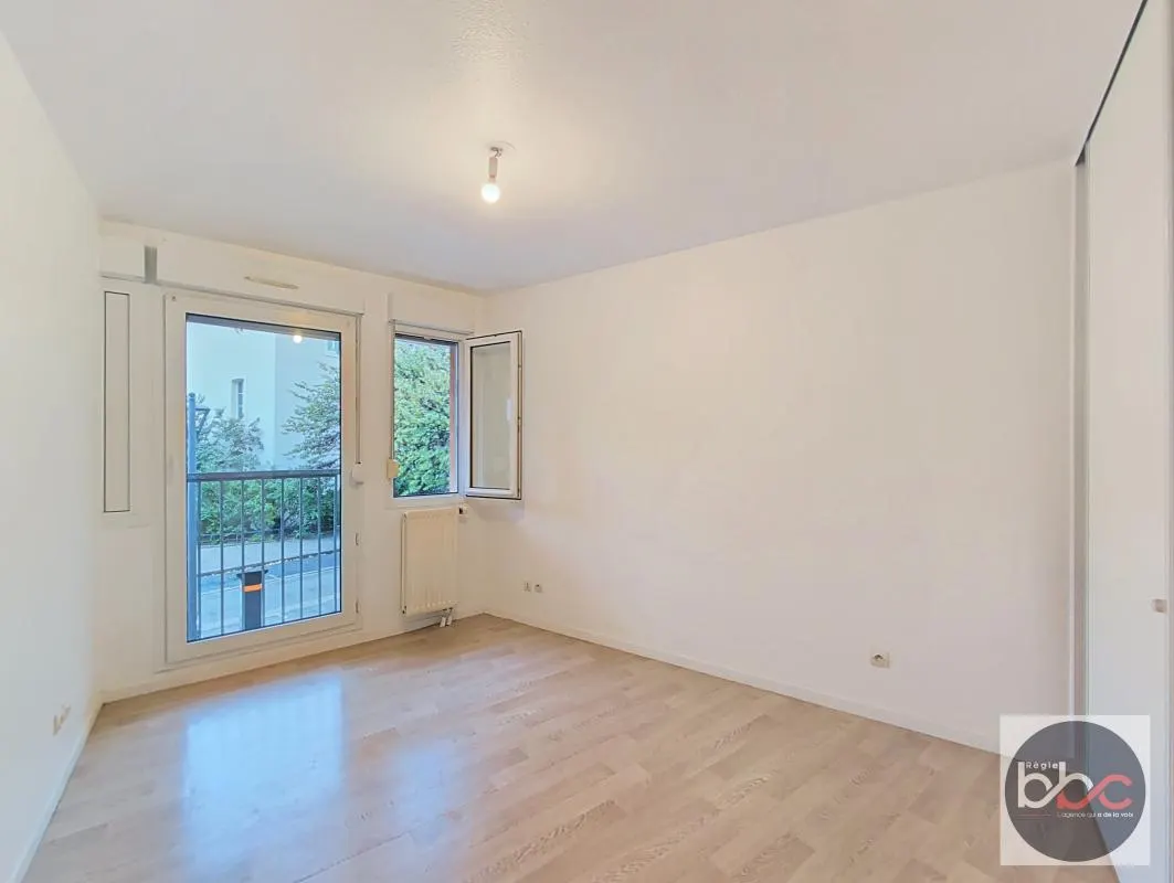 À louer — Appartement T2 de 55 m² — Bourgoin-Jallieu Centre-Ville : photo 3 sur 4