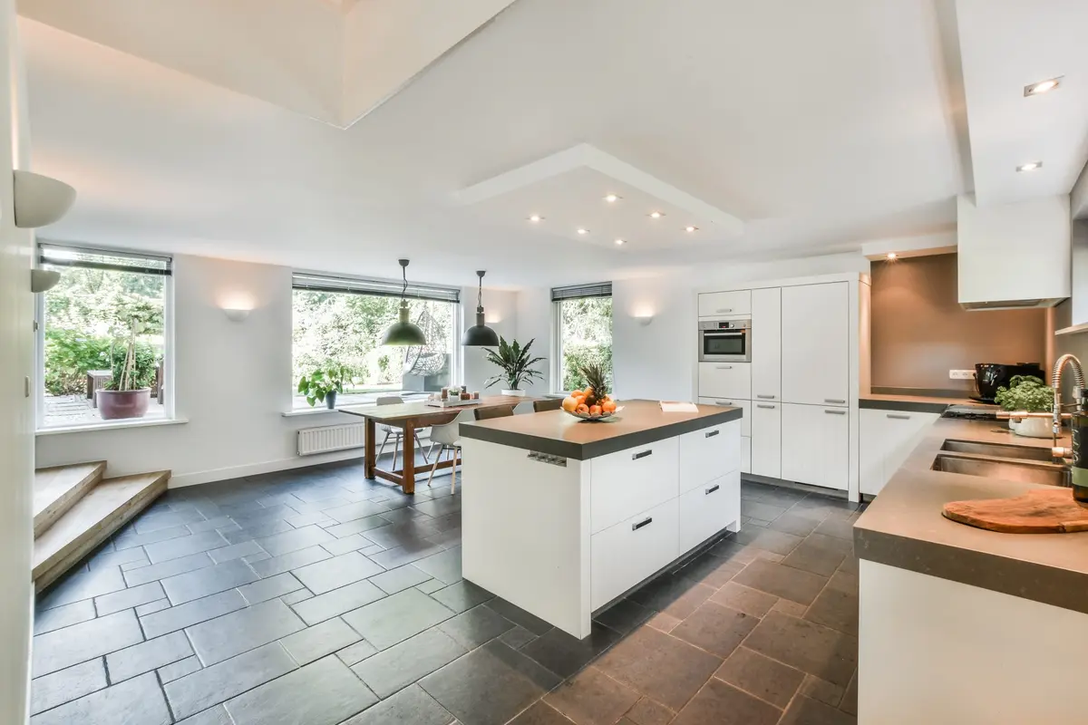 Cuisine ouverte équipée dans un appartement rénové