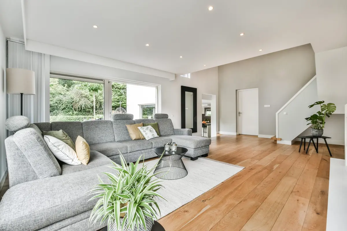 Salon contemporain ouvert sur un jardin
