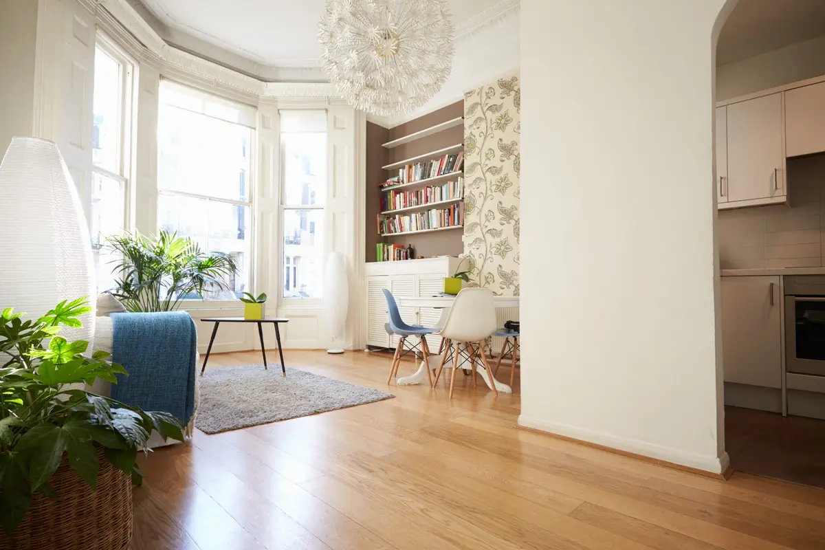 Séjour lumineux avec parquet et grande fenêtre en arrondi