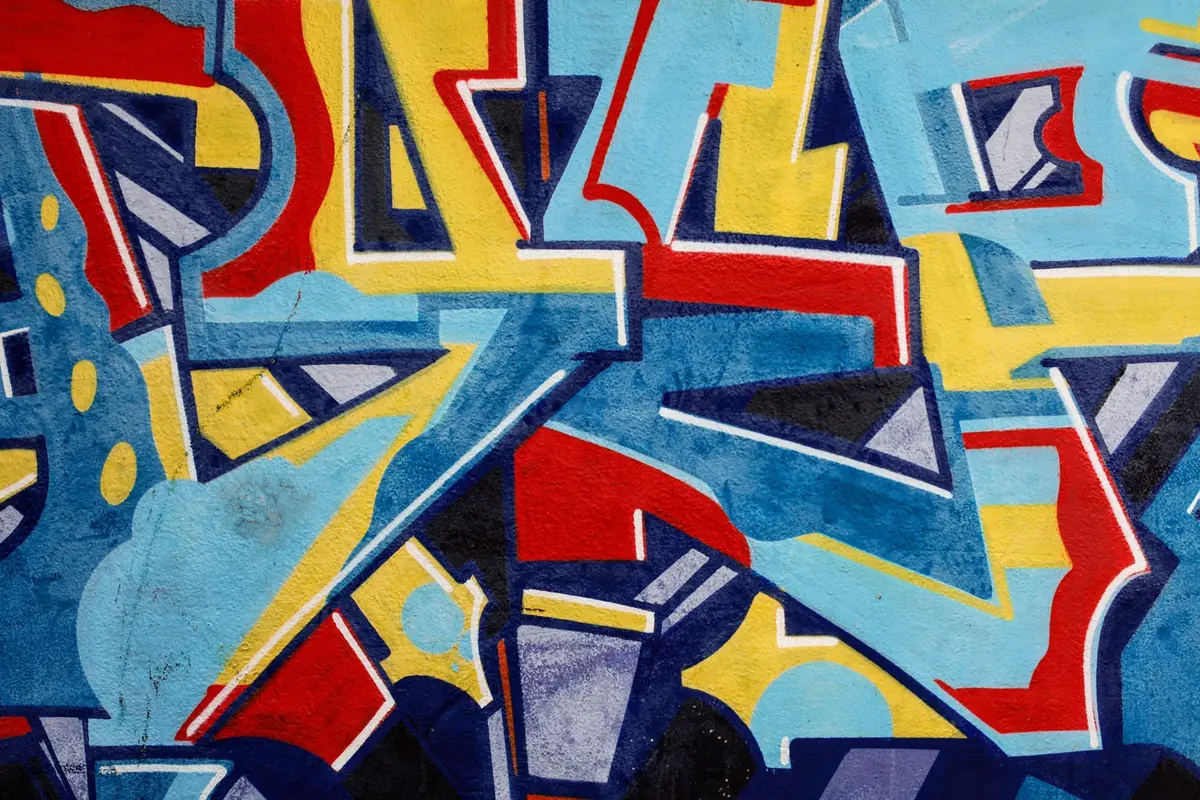 Fresque murale colorée en centre-ville