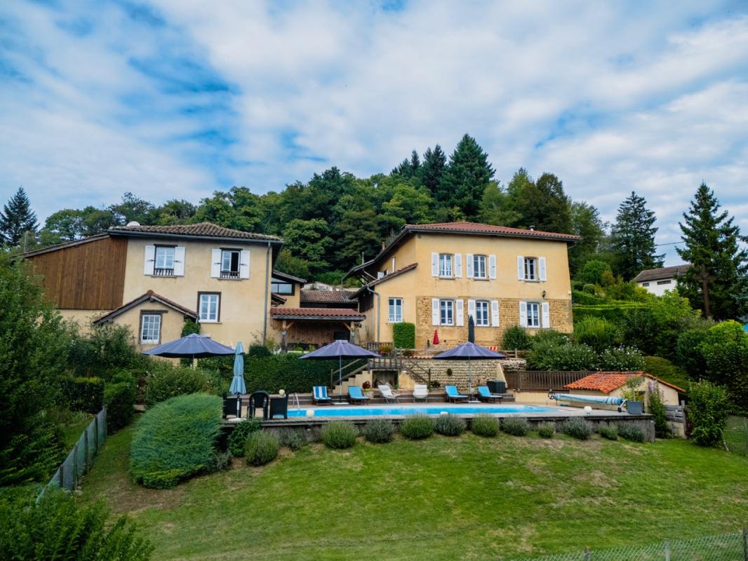 Ancien presbytère restauré, gite, dépendances – piscine –
